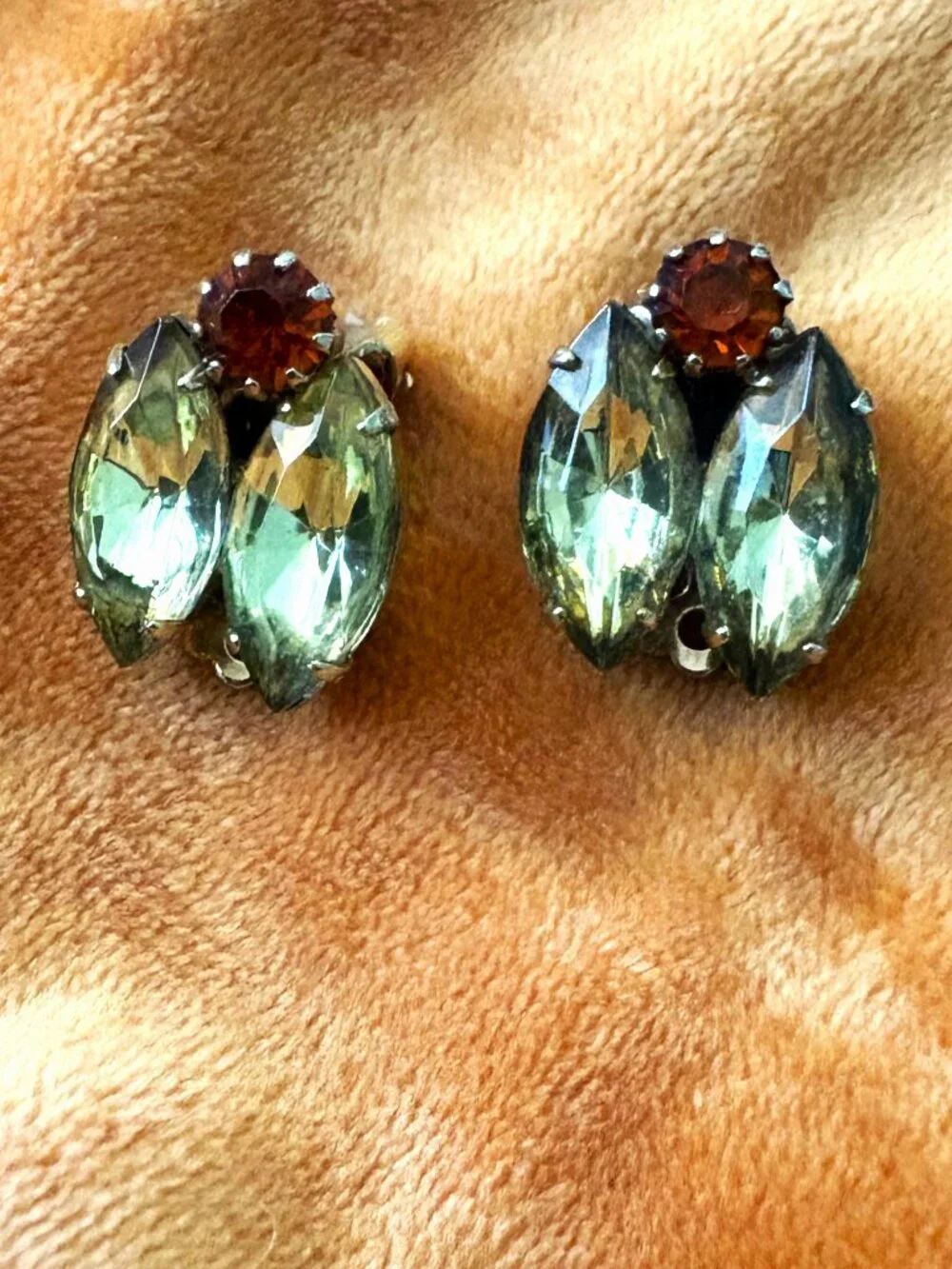 Vintage Rhinestone Light-Green Saphire-Crystals with Red Garnet Clip-on Earrings